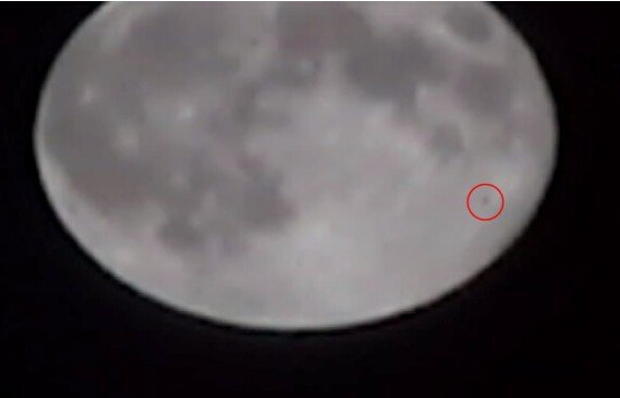 “超级月亮”时拍摄到UFO