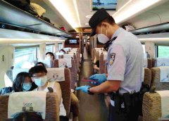两节假期临近，北京铁警增强进出京的重点旅客列车巡逻